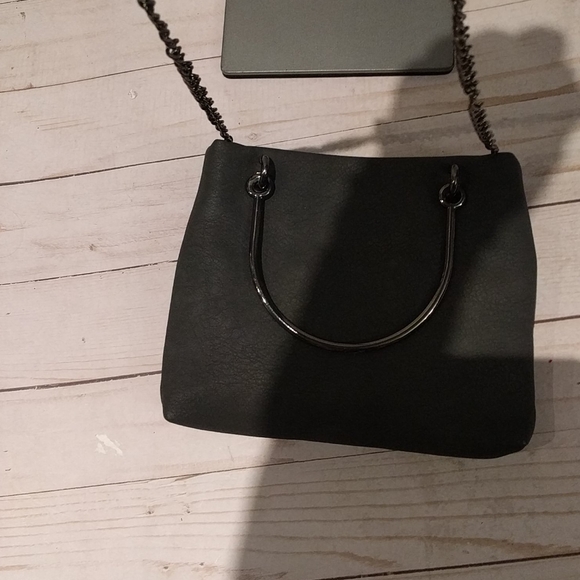 🍀🌸 Beautiful small crossbody by Madison West 🌸 - Picture 2 of 7